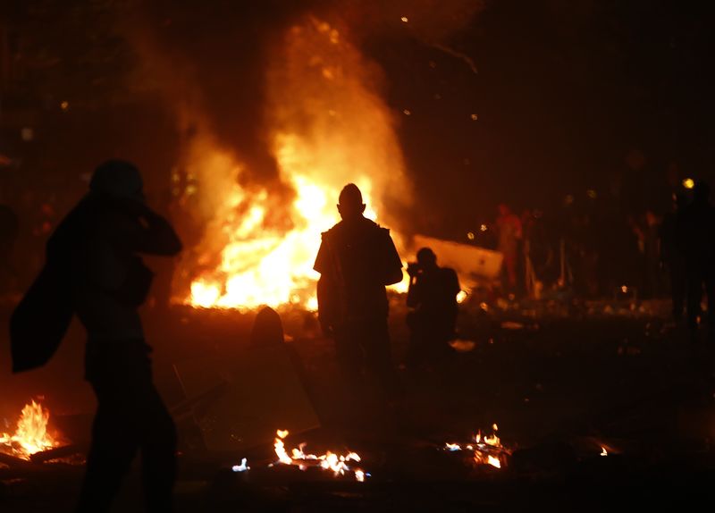 © Reuters. Protesters gather near a burning barricade during demonstrations at the G20 summit in Hamburg