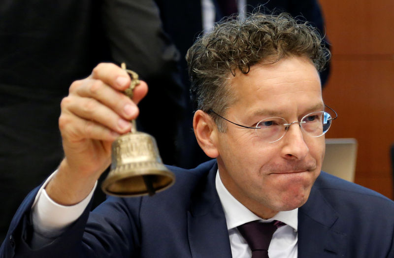 © Reuters. Dutch Finance Minister and Eurogroup President Dijsselbloem rings the bell as he chairs a Eurozone finance ministers meeting in Brussels