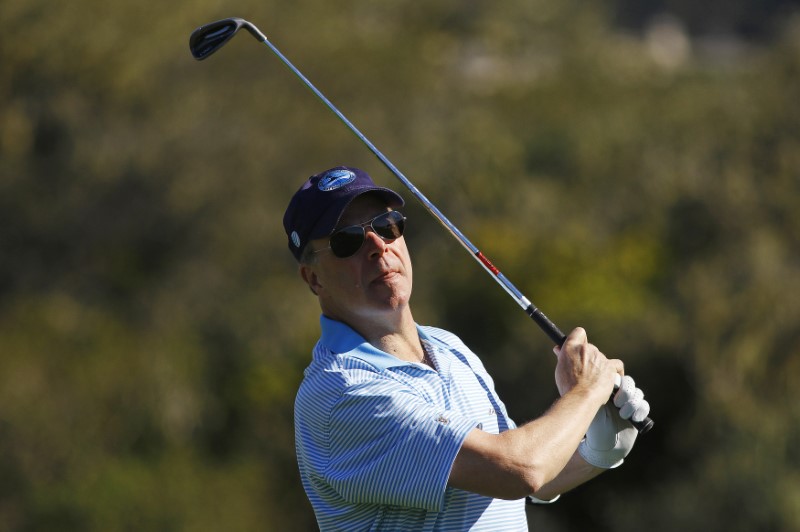 © Reuters. McKesson Corp CEO Hammergren tees off on the 17th hole during the first round of the Pebble Beach National Pro-Am golf tournament