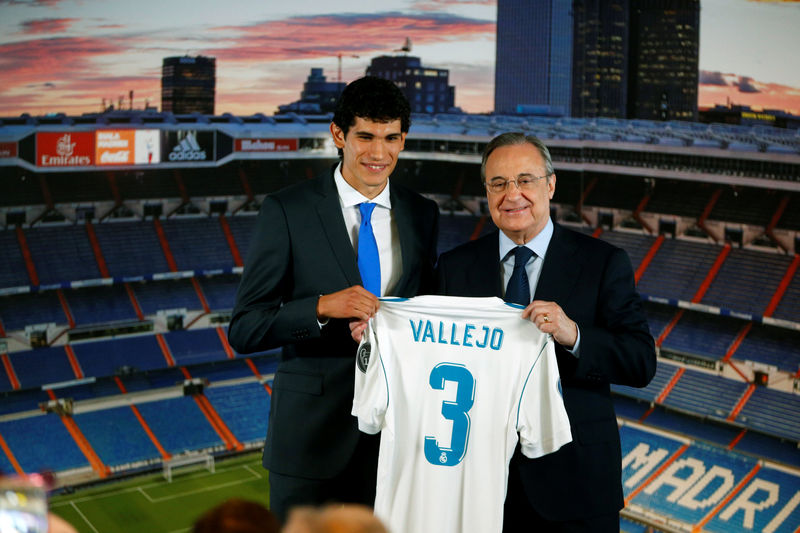 © Reuters. Real Madrid's President Florentino Perez poses with new Real Madrid player Jesus Vallejo during his presentation at the Santiago Bernabeu stadium in Madrid