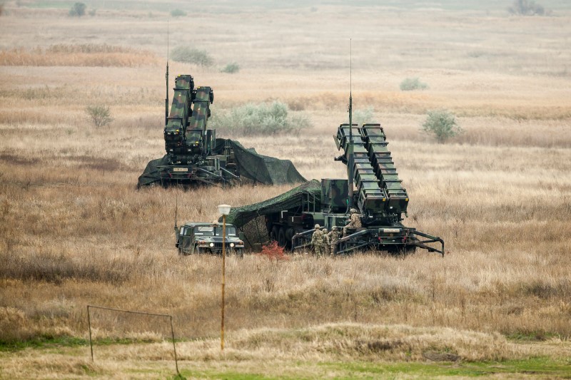 © Reuters. U.S. Army soldiers man a PATRIOT launch pad during a joint military exercise with the Romanian Army that aimed to test the interoperability of U.S. and Romanian armed forces in the event of a missile attack, near Corbu village, Romania