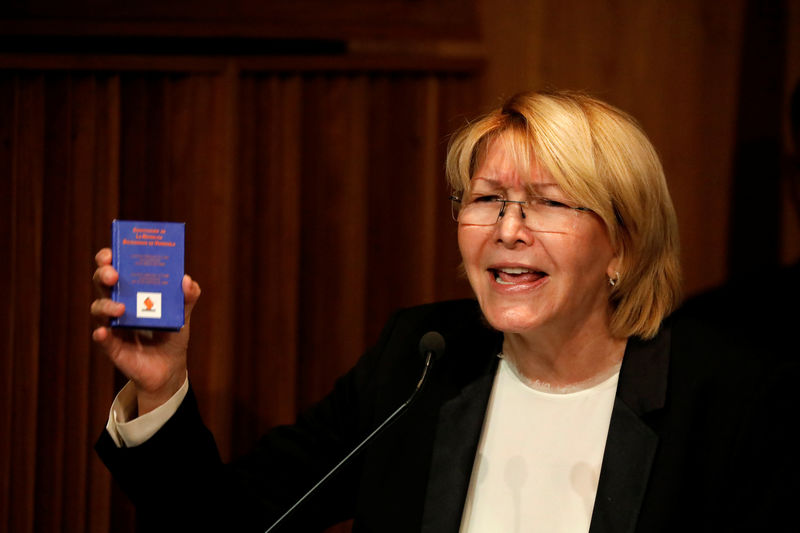 © Reuters. Venezuela's chief prosecutor Luisa Ortega Diaz holds a constitution of Venezuela during a news conference in Caracas