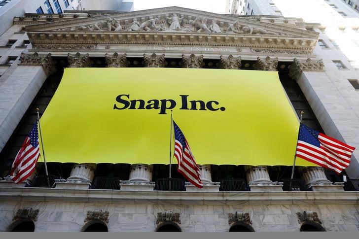 © Reuters. The front of the New York Stock Exchange (NYSE) with a Snap Inc. logo hung on the front of it stands shortly before the company's IPO in New York