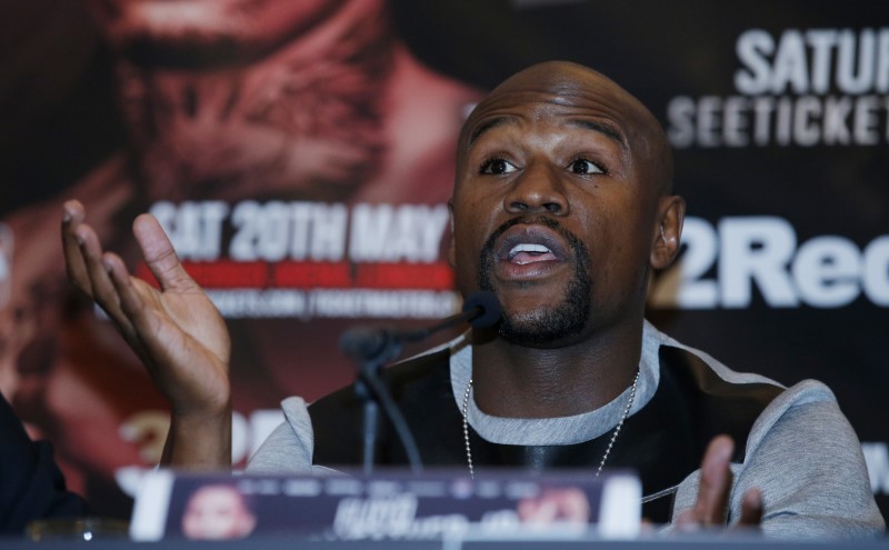 © Reuters. FILE PHOTO: Floyd Mayweather during the press conference