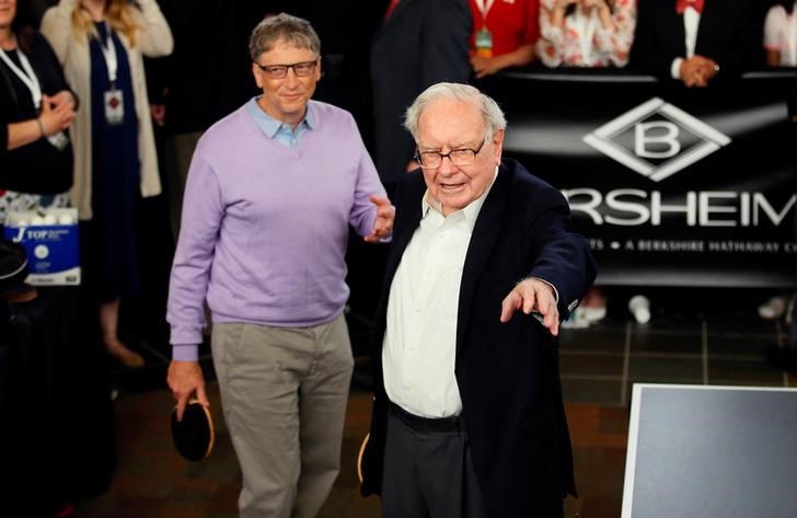 © Reuters. Berkshire Hathaway CEO Warren Buffett (R) talks to Microsoft founder Bill Gates as they play Bridge during the Berkshire Hathaway annual meeting weekend in Omaha, Nebraska