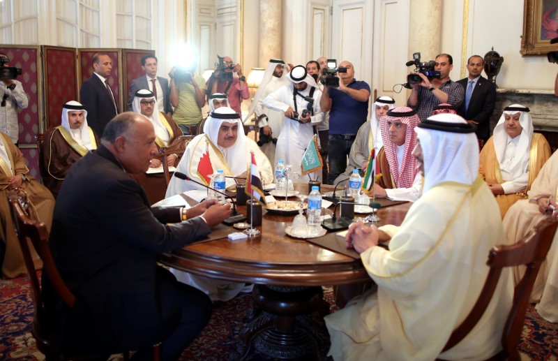 © Reuters. FILE PHOTO: Foreign Ministers of the countries involved in the Gulf crisis meet in Cairo