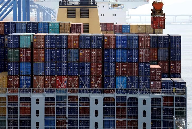 © Reuters. Crane carries a container from a ship at the PNC container terminal at the Busan New Port in Busan