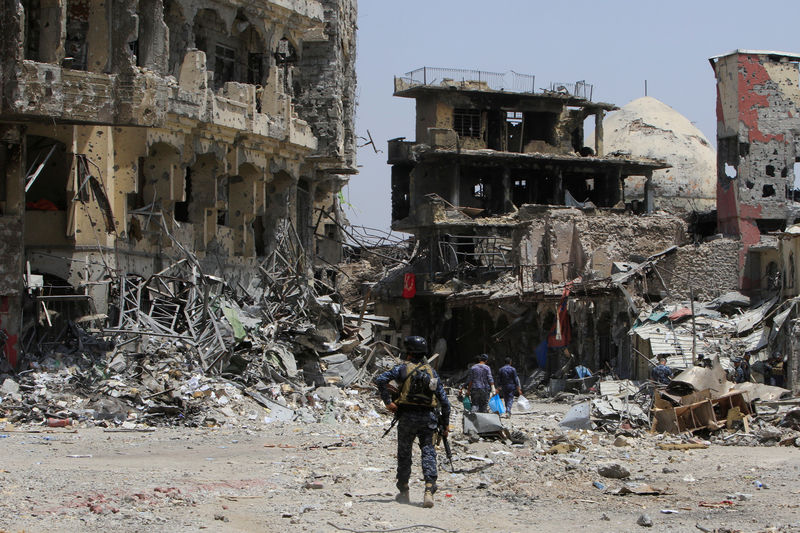 © Reuters. A member of the Federal Police walks in the Old City of Mosul