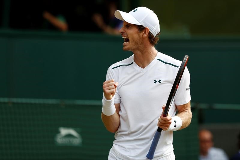 © Reuters. El tenista británico Andy Murray celebra tras ganar el partido de cuarta ronda de Wimbledon contra el francés Benoit Paire, en Londres, Inglaterra