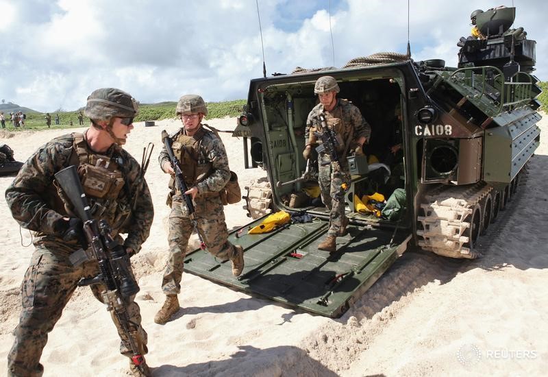 © Reuters. Un grupo de marines estadounidenses sale de un vehículo anfibio durante un simulacro de desembarco en una playa en Kaneohe, Hawái, EEUU. 30 julio 2016. REUTERS/Hugh Gentry