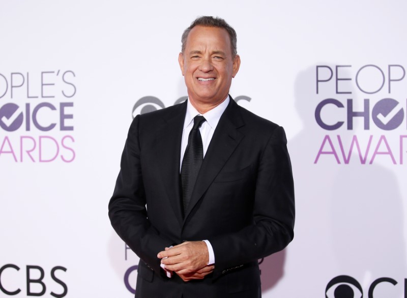 © Reuters. Imagen de archivo del actor Tom Hanks a su llegada a la gala de los premios People's Choice Awards 2017 en Los Ángeles, California, EEUU. 18 enero 2017. REUTERS/Danny Moloshok