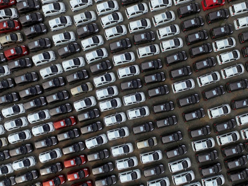 © Reuters. FILE PHOTO: Electric cars are seen at a parking lot of an automobile factory in Xingtai, Hebei province, China