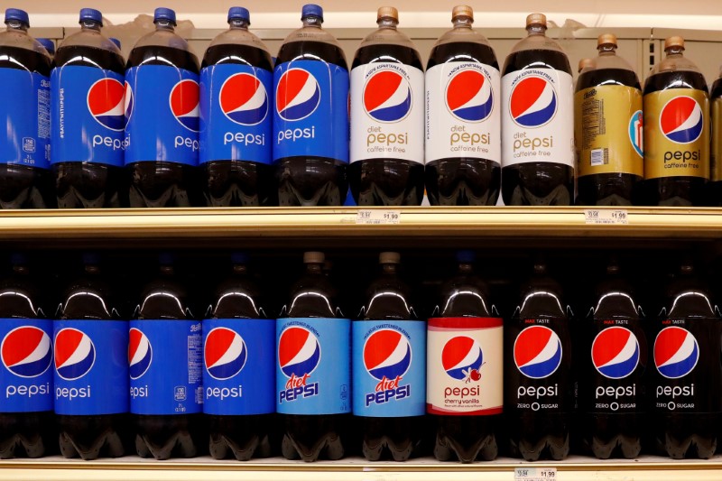 © Reuters. FILE PHOTO: Pepsi products are displayed in a supermarket in New York