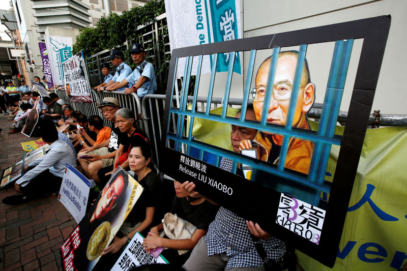 © Reuters. Pro-democracy activists stage a sit-in protest demanding the release of Nobel laureate Liu Xiaobo in Hong Kong