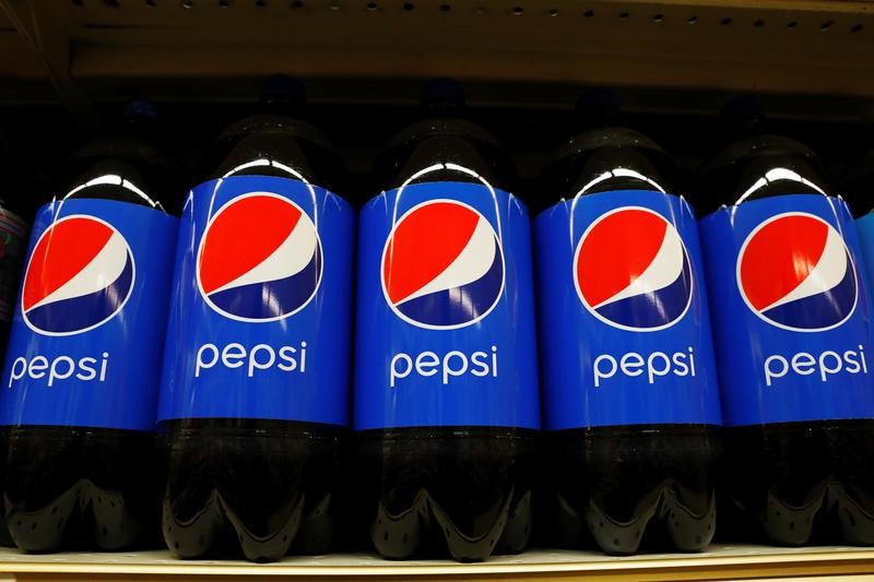 © Reuters. Pepsi products are displayed in a supermarket in New York