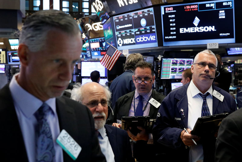 © Reuters. Traders work on the floor of the NYSE in New York