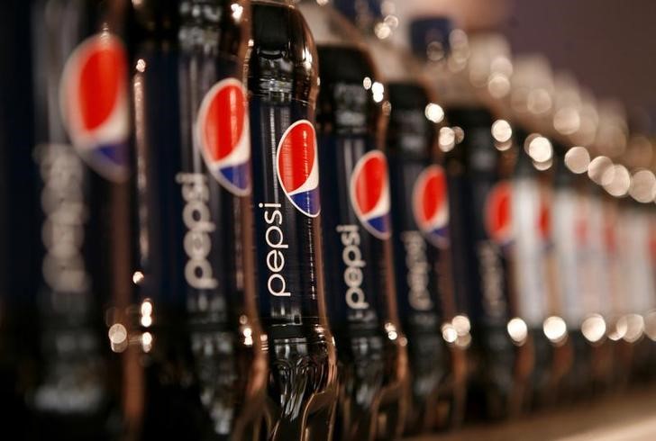 © Reuters. Бутылки Pepsi