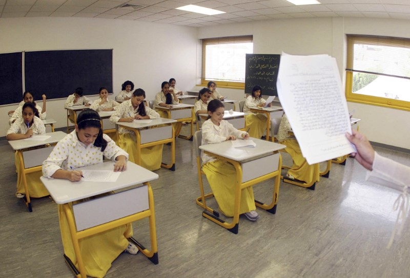 © Reuters. Saudi elementary students from Children's World School sit for an exam in Jeddah