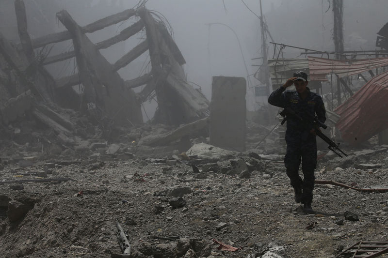 © Reuters. Membro da Polícia Federal do Iraque em meio a ruínas de prédios na Cidade Velha de Mosul