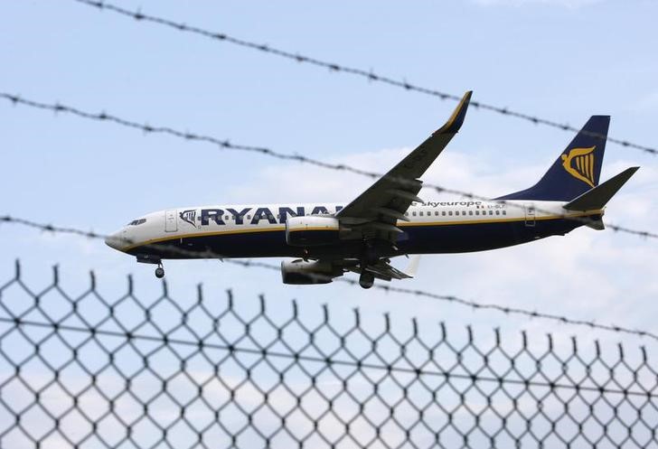 © Reuters. Самолет Ryanair совершает посадку в аэропорту Восточный Мидландс