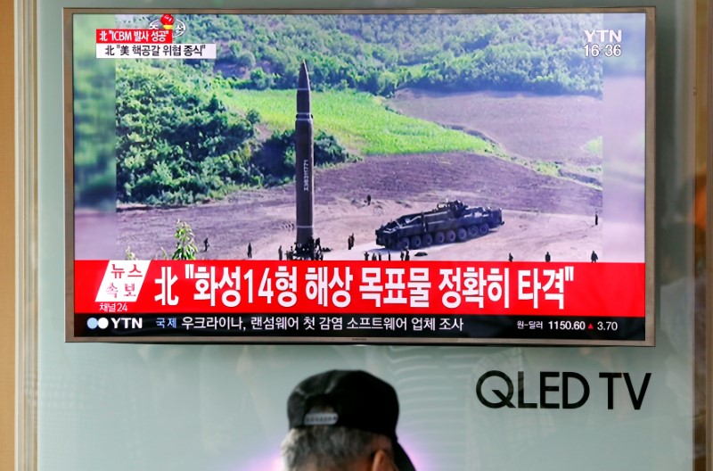 © Reuters. Televisão transmite imagem de lançamento de míssil Hwasong-14 pela Coreia do Norte, em estação de trem em Seul