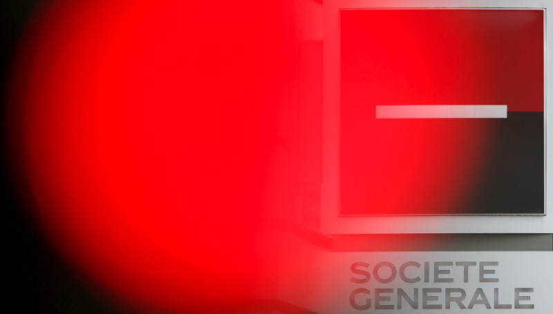 © Reuters. A traffic light shines red near the French bank's Societe Generale's logo pictured at a bank buidling in Paris