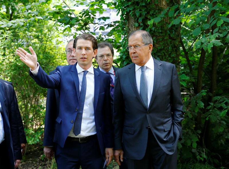 © Reuters. Austrian Foreign Minister Kurz talks to Russian Foreign Minister Lavrov in Mauerbach