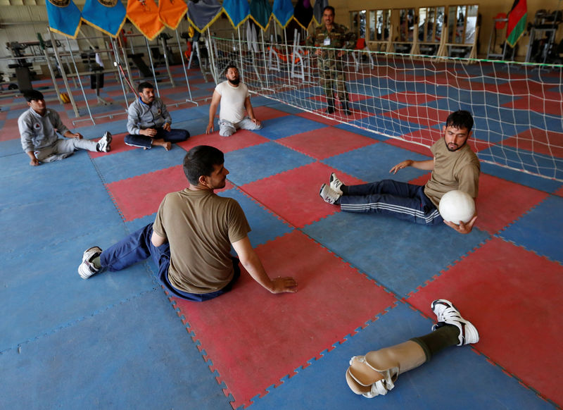 © Reuters. Wounded members of Afghanistan's National Army (ANA) practice for Invictus Games competition, at the Kabul Military Training Centre (KMTC) in Kabul, Afghanistan