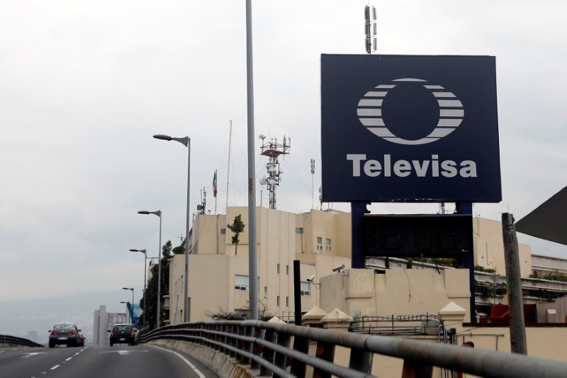 © Reuters. The logo of broadcaster Televisa is seen outside its headquarters in Mexico City