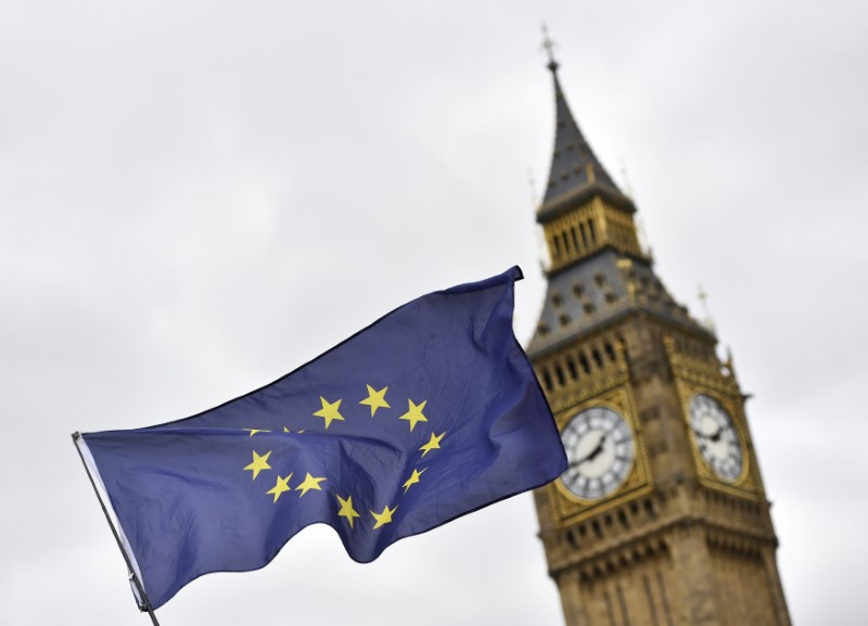 © Reuters. A protester waves a European Union flag outside Parliament after Britain's Prime Minister Theresa May triggered the process by which the United Kingdom will leave the Euopean Union, in London