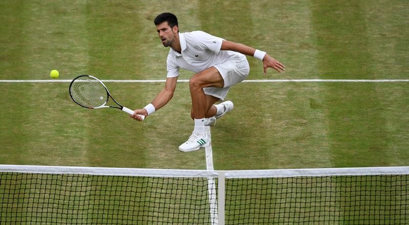 © Reuters. Djokovic derrota a Mannarino y jugará los cuartos de final de Wimbledon