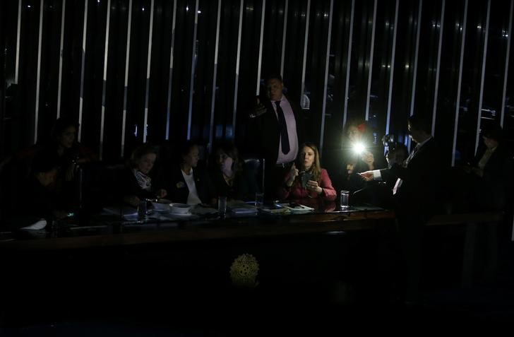 © Reuters. Plenário do Senado às escuras durante protesto da oposição contra reforma trabalhista