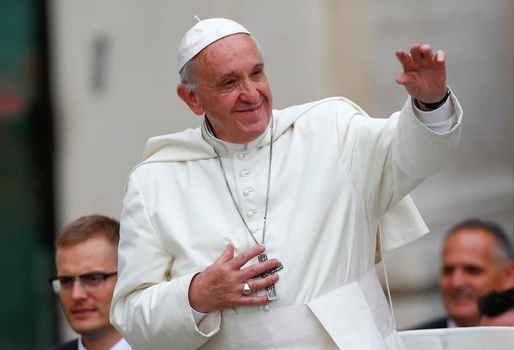 © Reuters. Papa Francisco acena ao chegar para audiência geral de quarta-feira na praça  São Pedro no Vaticano