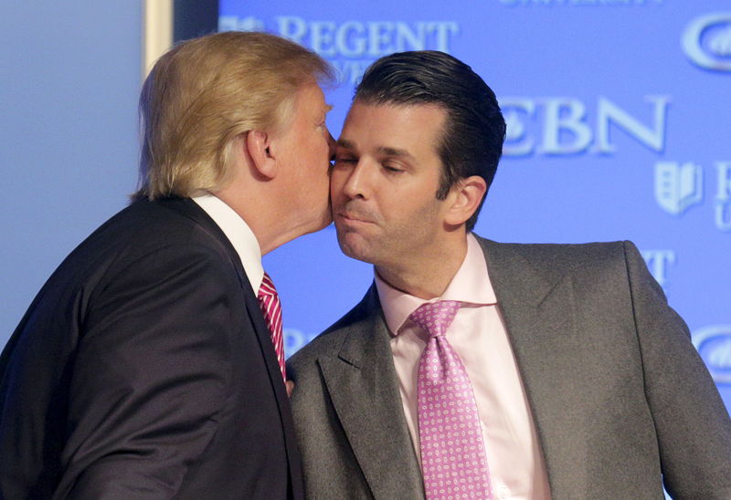 © Reuters. U.S. Republican presidential candidate Donald Trump kisses his son Donald, Jr. at a campaign event at Regents University in Virginia Beach