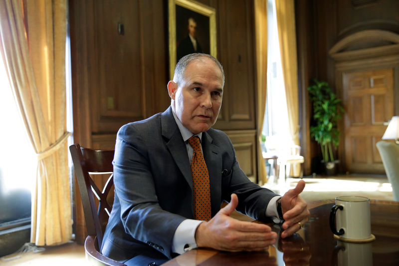 © Reuters. Environmental Protection Agency Administrator Scott Pruitt speaks during an interview for Reuters