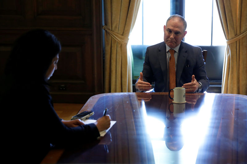 © Reuters. Environmental Protection Agency Administrator Scott Pruitt speaks during an interview for Reuters