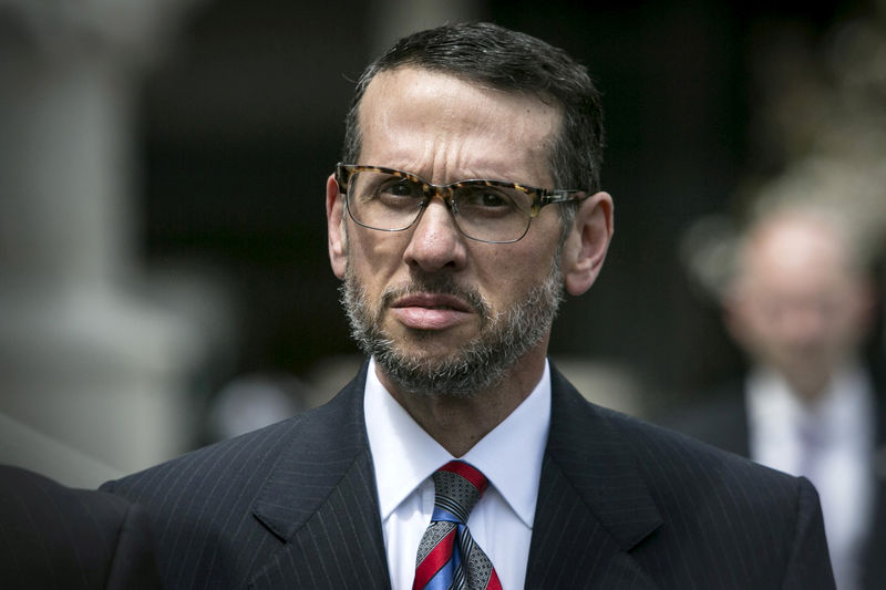 © Reuters. FILE PHOTO - David Wildstein exits the U.S. District Court in Newark, New Jersey