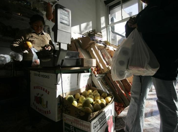 © Reuters. A customer shops for groceries at a supermarket in Buenos Aires