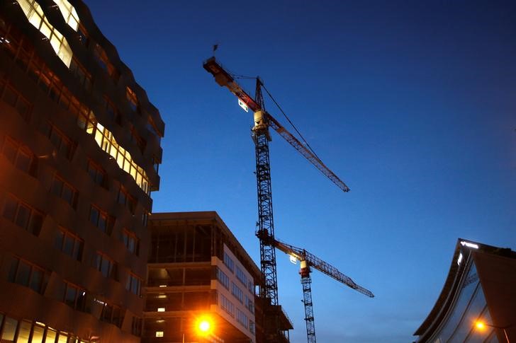 © Reuters. Construction cranes are seen in Paris