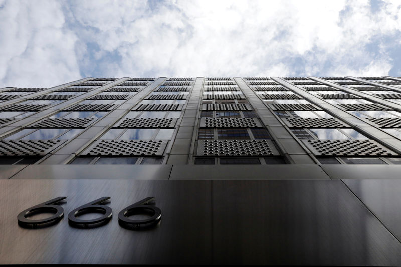 © Reuters. FILE PHOTO: A building at 666 Fifth Avenue, owned by Kushner Companies, rises above the street in New York