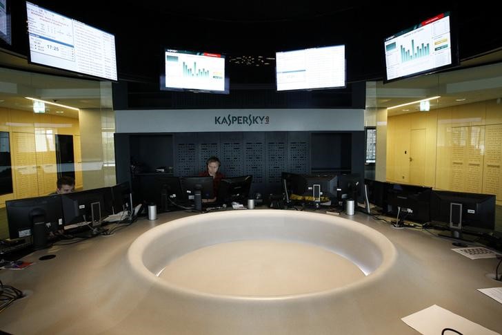 © Reuters. Employees work at the headquarters of Kaspersky Labs in Moscow