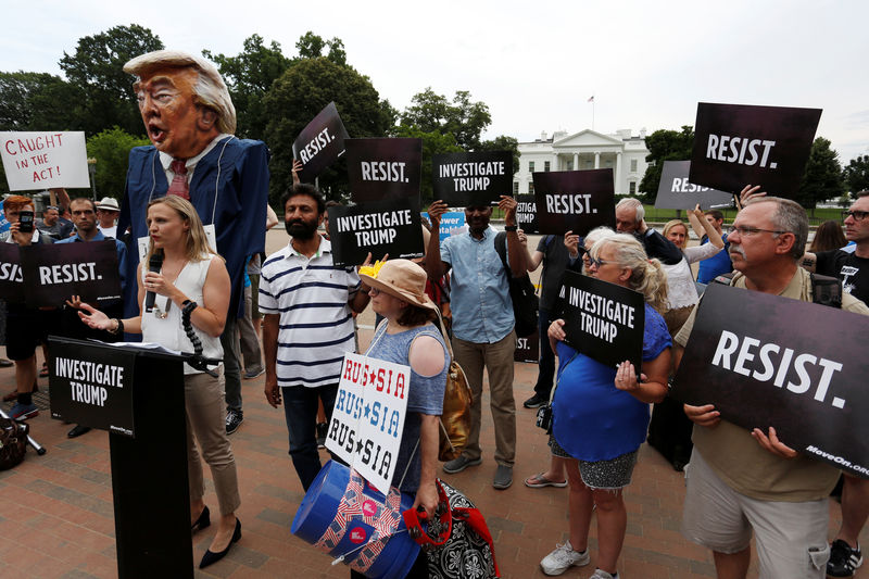 © Reuters. Protesters against U.S. President Donald Trump's eldest son's apparent Russia connections gather to speak out in front of the White House in Washington