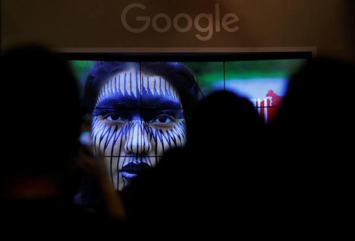 © Reuters. Brazilian indigenous people and representatives from google talk about the project "I'm Amazon by Google" during the presentation of new Google Earth project in Sao Paulo