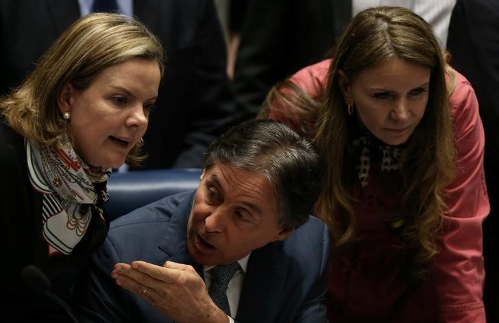 © Reuters. Senadoras Gleisi Hoffmann e Vanessa Grazziotin conversam com presidente do Senado, Eunício Oliveira, em Brasília