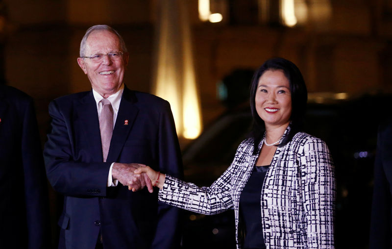 © Reuters. Peru's President Pedro Pablo Kuczynski and opposition leader Keiko Fujimori shake hands after a meeting at the government palace in Lima
