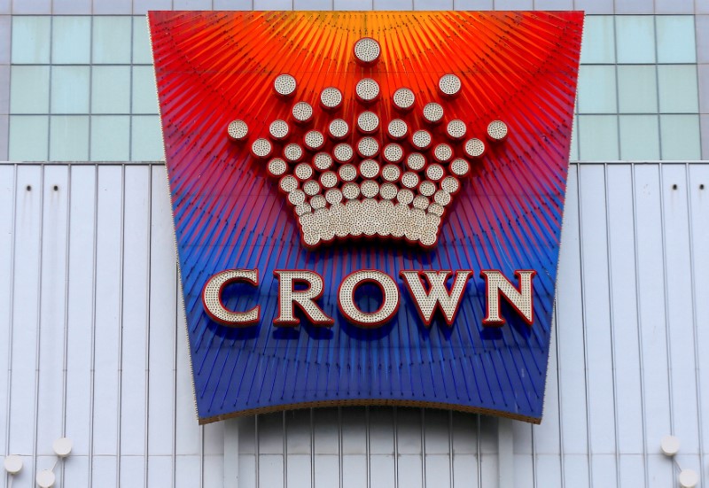 © Reuters. FILE PHOTO - The logo of Australian casino giant Crown Resorts Ltd adorns the hotel and casino complex in Melbourne, Australia