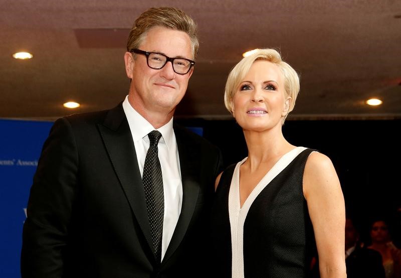 © Reuters. FILE PHOTO: MSNBC's Scarborough and Brzezinski arrive for the annual White House Correspondents' Association dinner in Washington