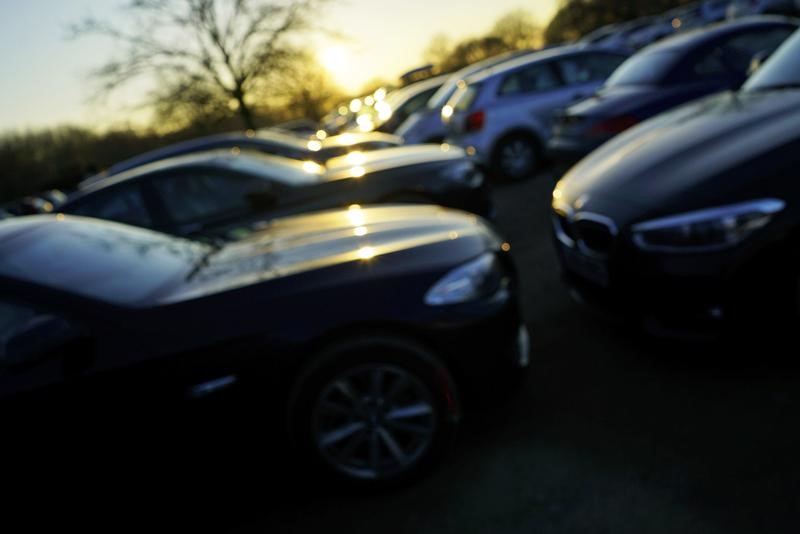 © Reuters. FILE PHOTO: The sun sets on parked cars at Richmonds Park in London