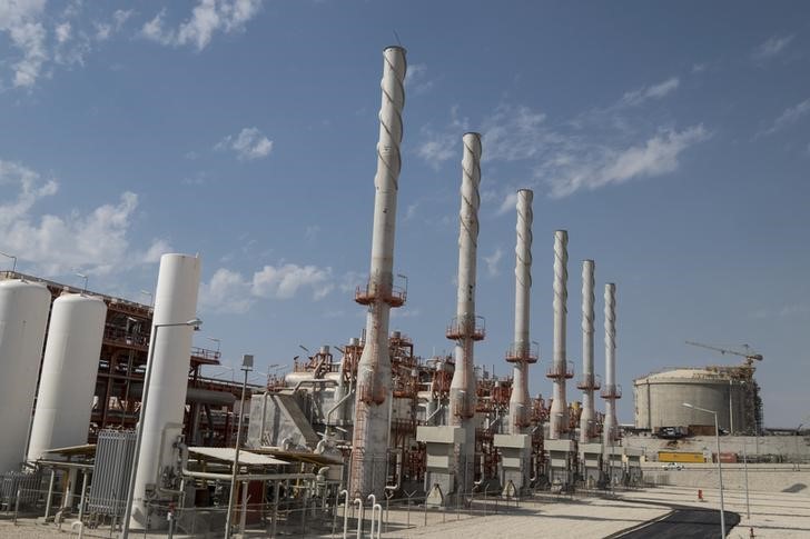 © Reuters. General view shows a unit of South Pars Gas field in Asalouyeh Seaport, north of Persian Gulf