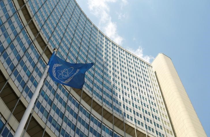 © Reuters. Флаг МАГАТЭ перед штаб-квартирой организации в Вене